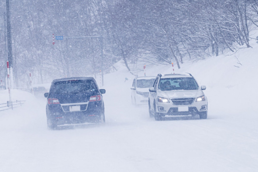 SNEG PARALISAO DELOVE SRBIJE Iako je sneg očišćen sa kolovoza i dalje je vožnja u zimskim uslovima zbog mraza i poledice