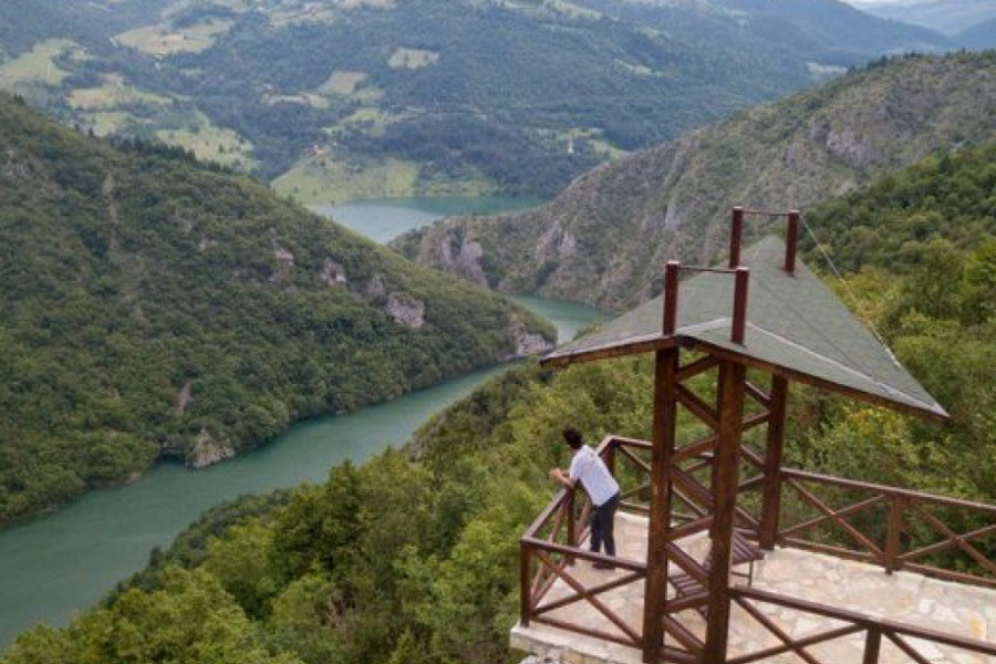 SAVINA STOLICA NA VRHU PLANINE Pogled pokriva šarene bajkovite krajolike i velelepno Zlatarsko jezero!