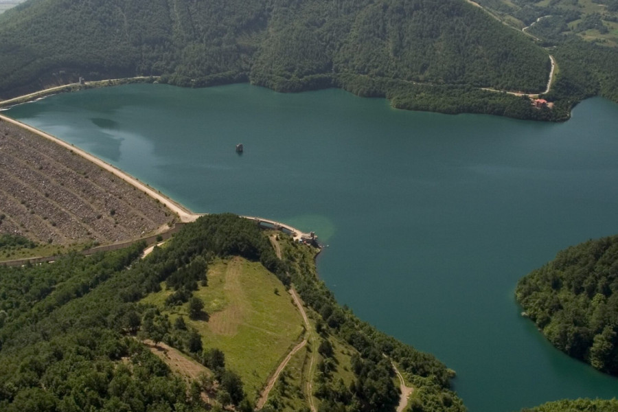 NAJVAŽNIJI VODENI RESURS NA KOSOVU I METOHIJI KOJI KRIJE MNOGE TAJNE Brana kojom je jezero pregrađeno jedna je od najvećih zemljanih brana u Evropi