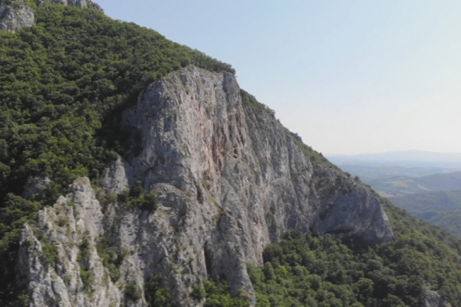 POGLED PUCA NA POLA ŠUMADIJE Planina doživljava ekspanziju, u planu izgradnja paraglajding staze i jedinstvenog mosta koji će kroz klisuru spojiti Lučane i Čačak