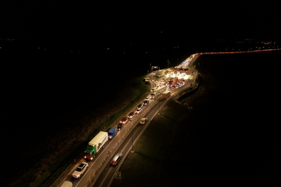 SRBI POČELI DA PRAZNUJU Haos na autoputu Miloš Veliki, kilometarska kolona vozila formirana kod Čačka (FOTO)( VIDEO)