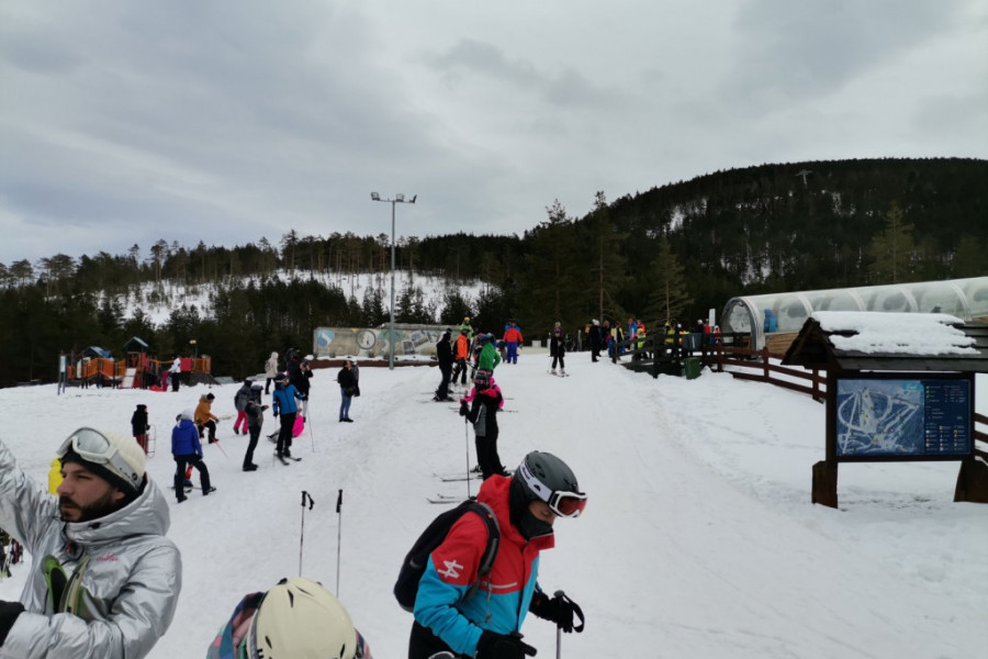 PREKO 700 SKIJAŠA NA UTABANIM STAZAMA ZLATIBORA Počela ski sezona na Zlatiboru, preko 30 centimetara snega za ljubitelje zimskih sportova (FOTO)