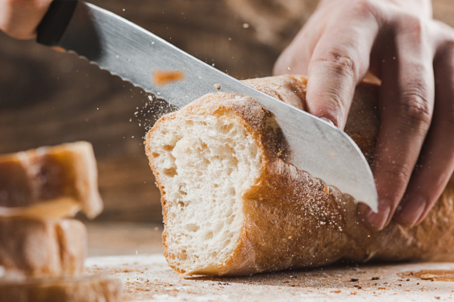 NEVEROVATNA SRPSKA VEROVANJA  Da li su vam kad ste bile male  savetovale bake da jedete okrajak hleba? Evo zašto!