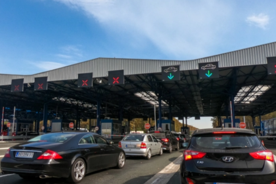 NA JEDNOM GRANIČNOM PRELAZU ČEKA SE I DO 90 MINUTA Putnička vozila stoje duže nego teretnjaci