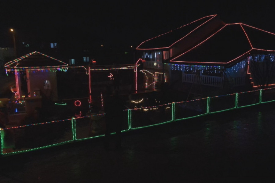 MESEC DANA UKRAŠAVAO KUĆU I DVORIŠTE U svoj dom postavio čak 24.000 svetiljki, sada sija kao Las Vegas (FOTO)