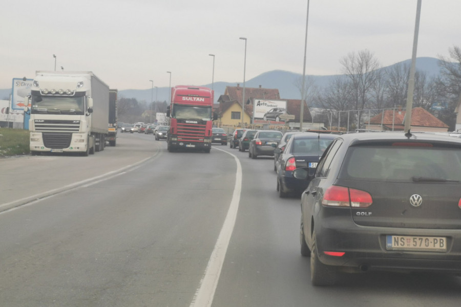 SAOBRAĆAJNI KOLAPS NA OBILAZNICI KOD ČAČKA Formirane kilometarske kolone vozila, zbog blokade Ibarske magistrale sve stoji(FOTO)
