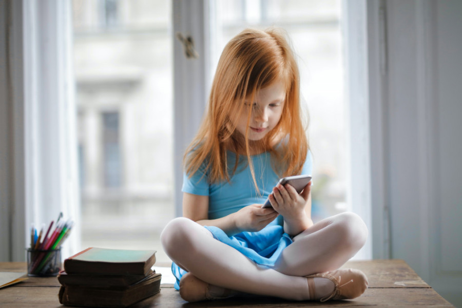 SPREMA SE REVOLUCIJA U SRPSKIM ŠKOLAMA Deci se zabranjuje korišćenje mobilnih telefona?