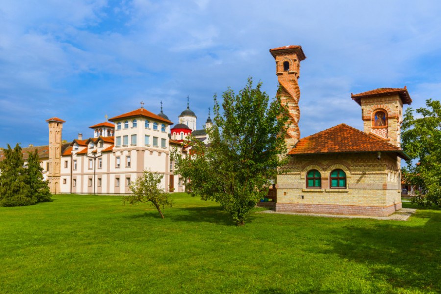 MANASTIR KOJEM JE MARIJA TEREZIJA DODELILA POSEBNE PRIVILEGIJE Duhovni zavičaj Njegove svetosti patrijarha srpskog Porfirija