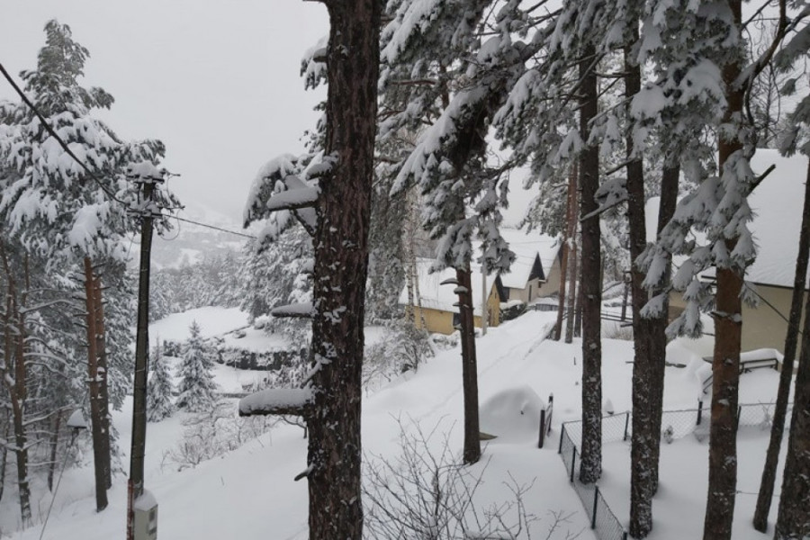 SKORO METAR SNEGA NA OVOJ SRPSKOJ PLANINI Putarima prioritet da očiste puteve do sela u kojima žive stari i bolesni, došlo i do paljevine (FOTO)