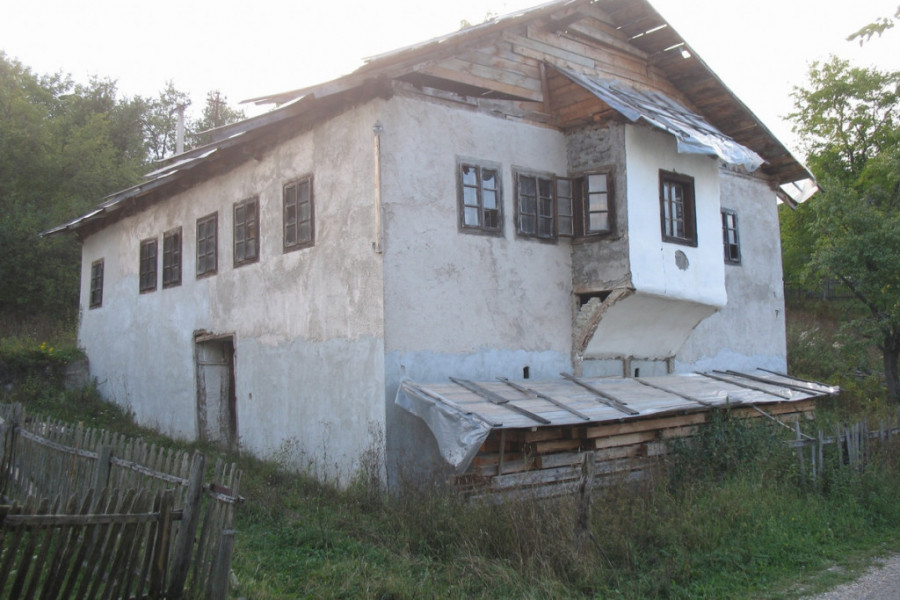 NEPOKRETNO KULTURNO DOBRO KREMANSKE OBLASTI Jedan od retkih primera kuće hercegovačkog tipa u Srbiji!