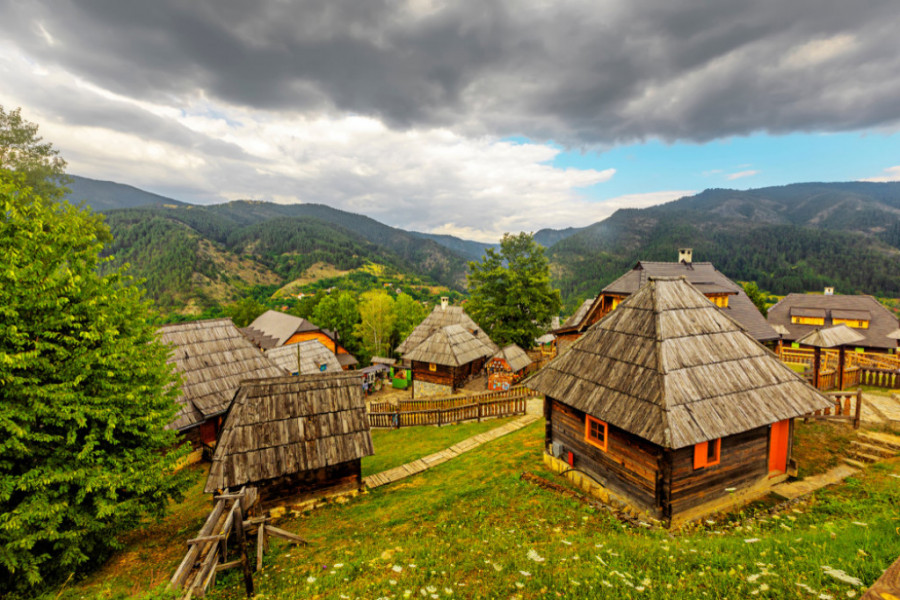 NAJLEPŠA MESTA ZA PORODIČNA VIKEND PUTOVANJA Jedinstvena mesta sa svojom neprikosnovenom prirodom, bujnim šumama i pejzažima kao iz najlepše bajke