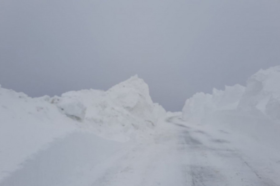SNEŽNI NANOSI I DALJE BLOKIRAJU SRPSKU PLANINU Putari u svakodnevnoj borbi sa nametima visokim nekoliko metara, deonica Preko Brdo - Odvraćenica jedva prohodna (FOTO)
