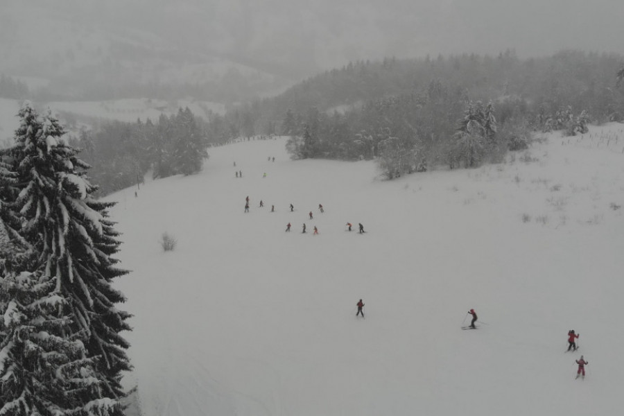 NISU SAMO KOPAONIK I ZLATIBOR NAJPOSEĆENIJE PLANINE Najsnežnija Golija pravi je raj za skijaše, ove zime obara sve rekorde posećenosti (FOTO)