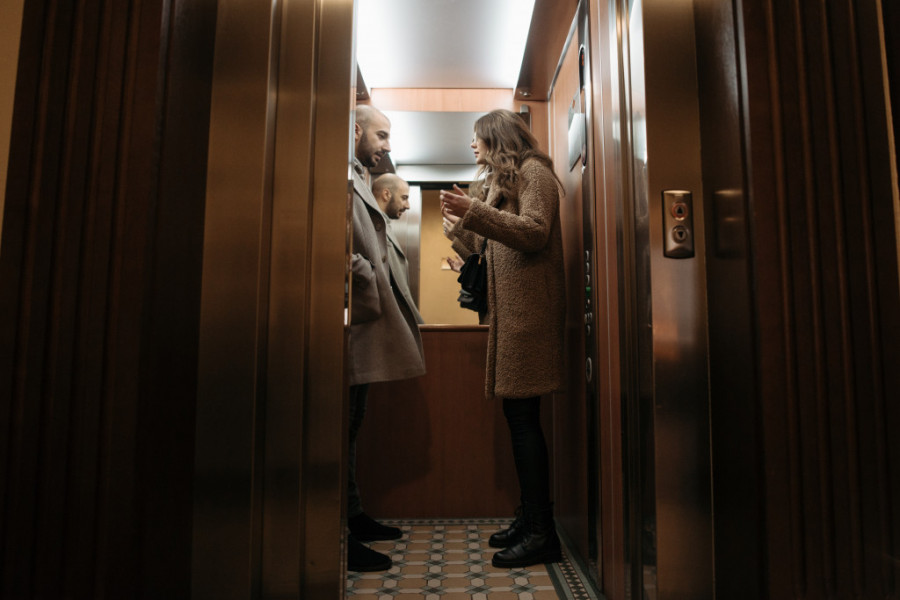 OVIH 6 PRAVILA BONTONA SE UVEK TREBA PRIDRŽAVATI Znate li zašto muškarac treba da uđe u lift ili restoran pre dame?