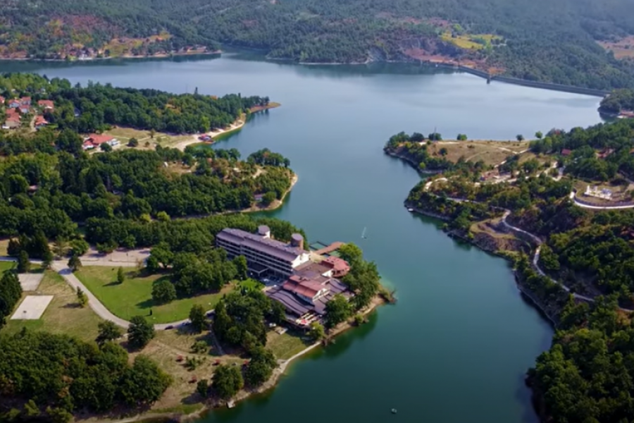 PRELEPA PRIRODA, KUPANJE U TOPLOJ VODI I RIBOLOV Borsko jezero je savršeno mesto za odmor