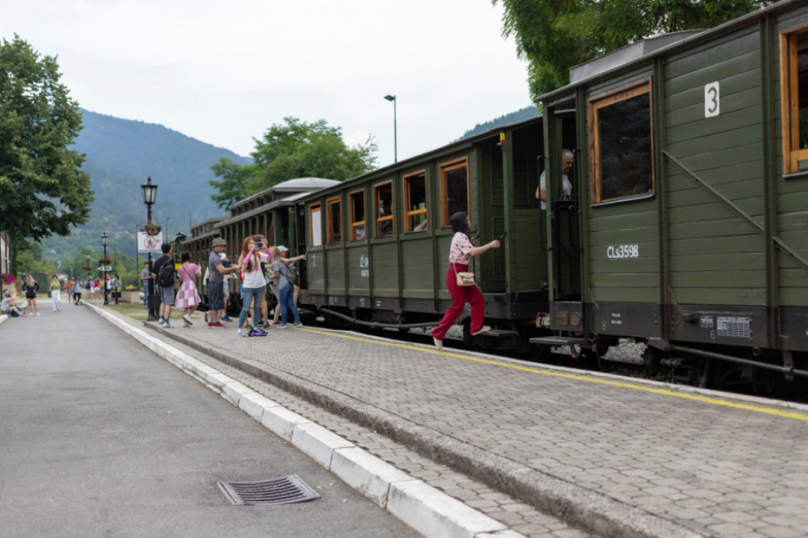 "SLAVOLJUBE, POGINUĆEŠ" Železničar iz Srbije je bio brži od voza, OD SIGURNE SMRTI SPASIO BLIZNAKINJE STARE DVE GODINE bacivši se ispred lokomotive