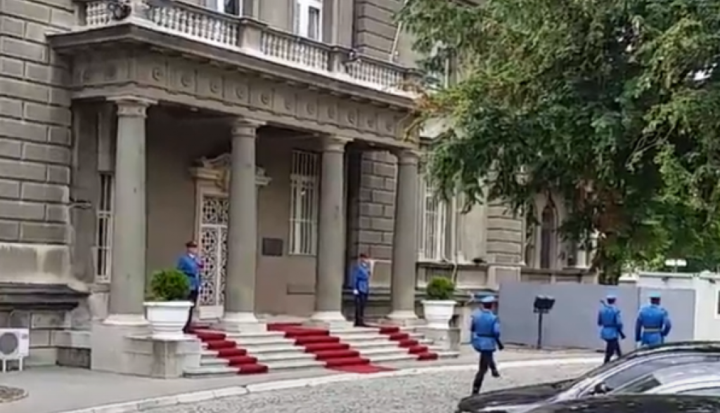PLAVE UNIFORME U NAJBOLJEM SJAJU Počasna straža i njena smena na Andrićevom vencu (VIDEO)