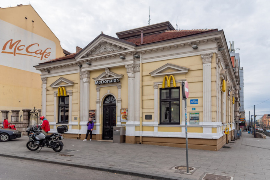 KAKO JE OTVOREN PRVI "MEK DONALDS" U SRBIJI Burna istorija restorana brze hrane, od obaranja svetskog rekorda do potpunog demoliranja  i ponovnog sjaja (VIDEO)