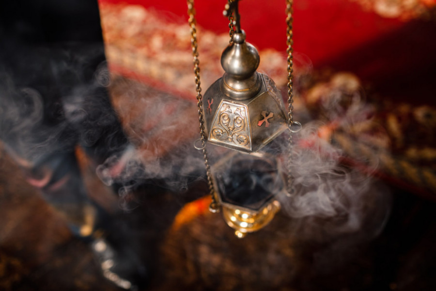 TRADICIONALNO VEROVANJE PRAVOSLAVNIH VERNIKA Evo zašto je ritualni običaj belim dimom važan za svaki hrišćanski dom