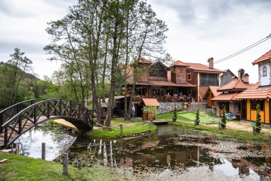 PRIRODNI FENOMEN KOJE POSTOJI VIŠE MILIONA GODINA Zemlja progutala neposlušnog popa i formirala ovo neverovatno jezero!