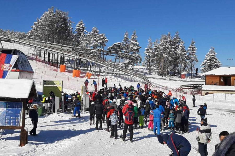 SRBI OBOŽAVAJU OVE PLANINE Zlatibor i Zlatar oborili sve rekorde posećenosti tokom praznika, gužve kao u jeku sezone (FOTO)