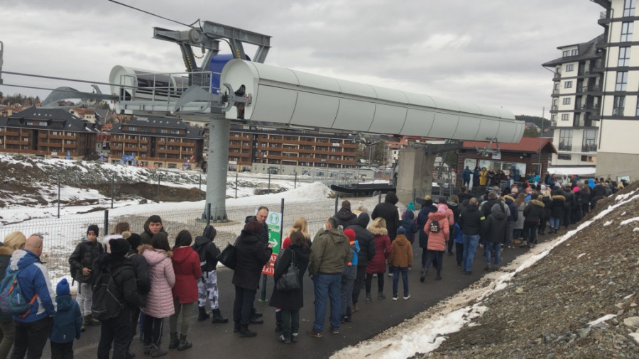 TOKOM PRAZNIKA GONDOLA PREBUKIRANA Čekali u redovima na samo jednu vožnju najvećom zlatiborskom atrakcijom