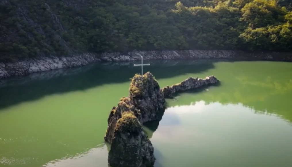 ČUDO! IZRONILA POTOPLJENA CRKVA U ZLATARSKOM JEZERU Meštani svedoče da su u vodi duše 30 putnika i vozača (VIDEO)