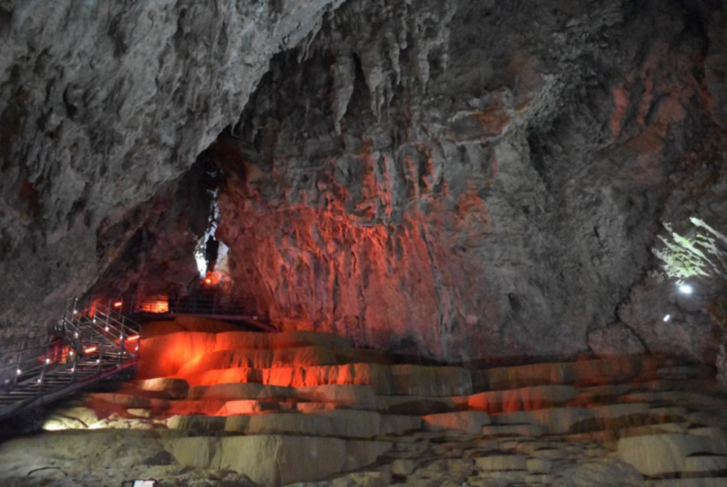 OSTAVLJA TURISTE BEZ DAHA Prirodne lepote zlatiborske pećine