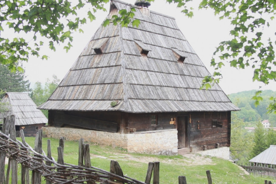 SVE SE ČINI DA SE MLADI VRATE NA SELO Za kuću i okućnicu država pomaže sa deset hiljada evra pomoći pri kupovini