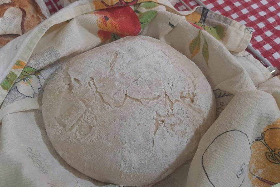 ČITAVO SELO MIRIŠE NA NJEN DOMAĆI HLEB Svoj specijalitet mesi dva dana i to po posebnoj recepturi (FOTO)