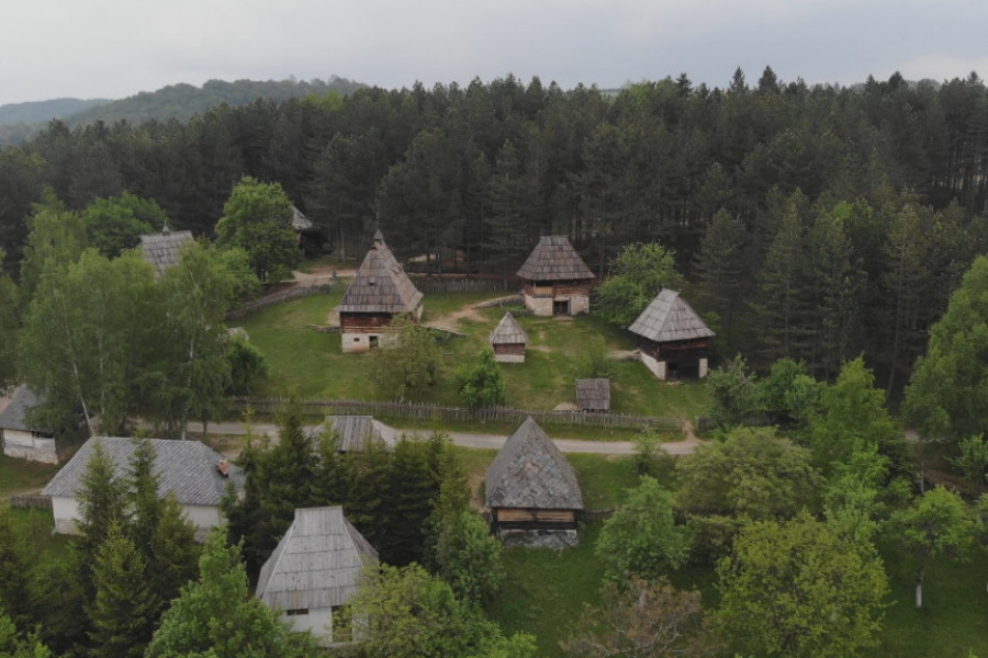 IZ OVOG MESTA LJUDI NE IDU TRBUHOM ZA KRUHOM Ova srpska opština iz godine u godinu broji sve više stanovnika i novorođene dece