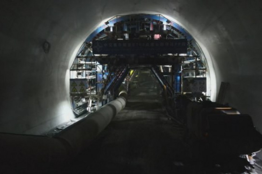 NAJDUŽI TUNEL U SRBIJI VISOK I DO ŠEST METARA Iako prodire duboko u utrobu planine Jelice, kineski graditelji ne odustaju, probijaju u dve smene (FOTO)