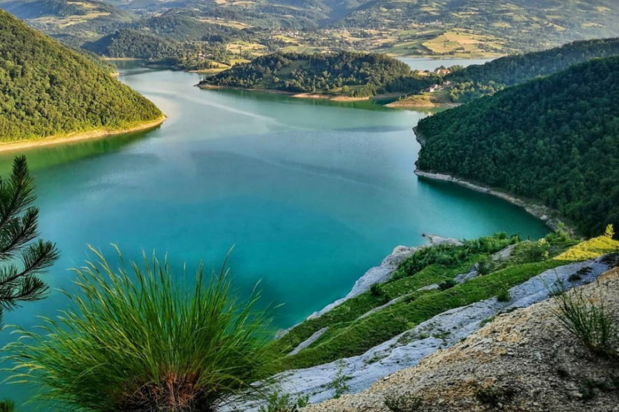SRKIVENO BLAGO SRBIJE Neprocenjive čari srpskih jezera čija će vas lepota i impozantnost ostaviti bez daha
