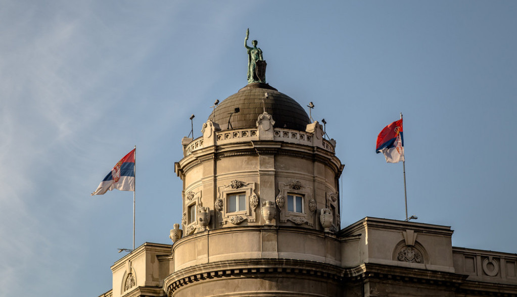 NJEN LIK SE NALAZI U NAŠIM LIČNIM KARTAMA Da li znate ko je žena čija statua krasi Vladu Srbije? (FOTO)