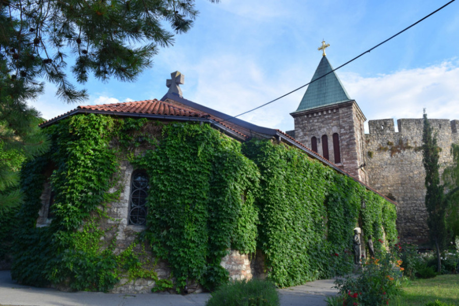 NAJČUDNIJA BOGOMOLJA NA SVETU Najstarija crkva u Beogradu napravljena je od municije (VIDEO)