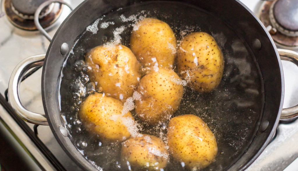 ŽENE ZAPIŠITE OVAJ RECEPT: Voda od kuvanog krompira će rešiti vaš najveći problem