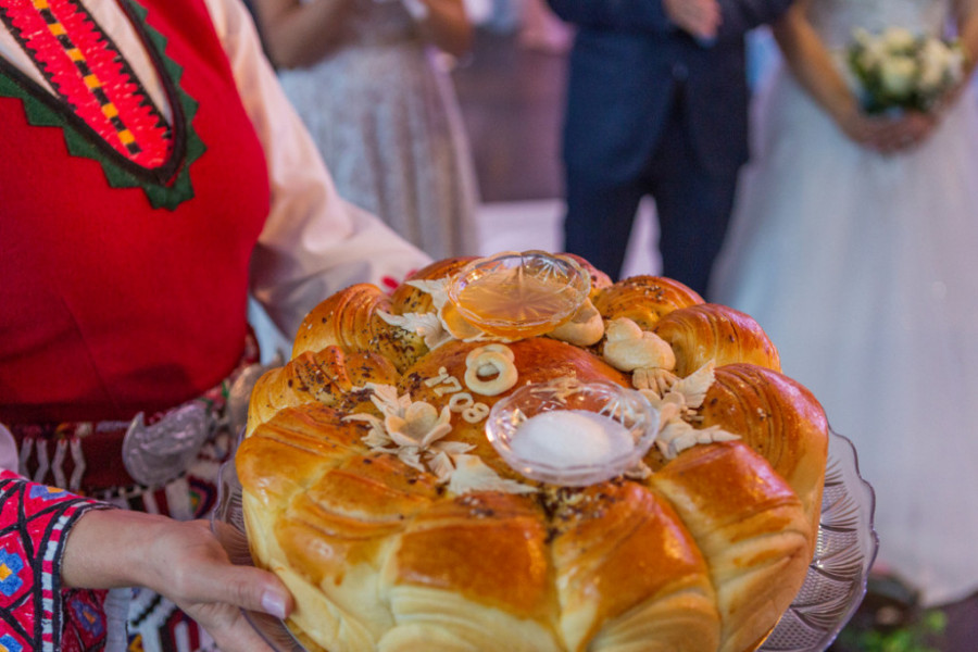 Hleb i so za doček gostiju: Evo koje značenje ima ova lepa tradicija kod Srba