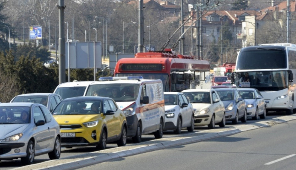 MNOGI VOZAČI OVO NE ZNAJU: Možete voziti ŽUTOM trakom - bez kazne