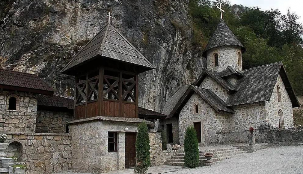MANASTIR NA "NIČIJOJ ZEMLJI" Devojka preko noći prohodala, pred očima monahinja dešavaju se ČUDA (VIDEO)