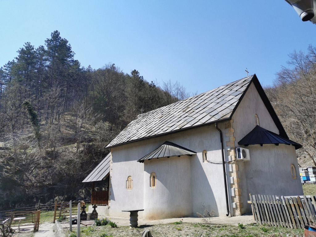 U OVOM SRPSKOM MANASTIRU NALAZI SE ČUDOTVORNO VRELO SVETINJA Kažu da ispijanje ove vode leči i najteže bolesti!