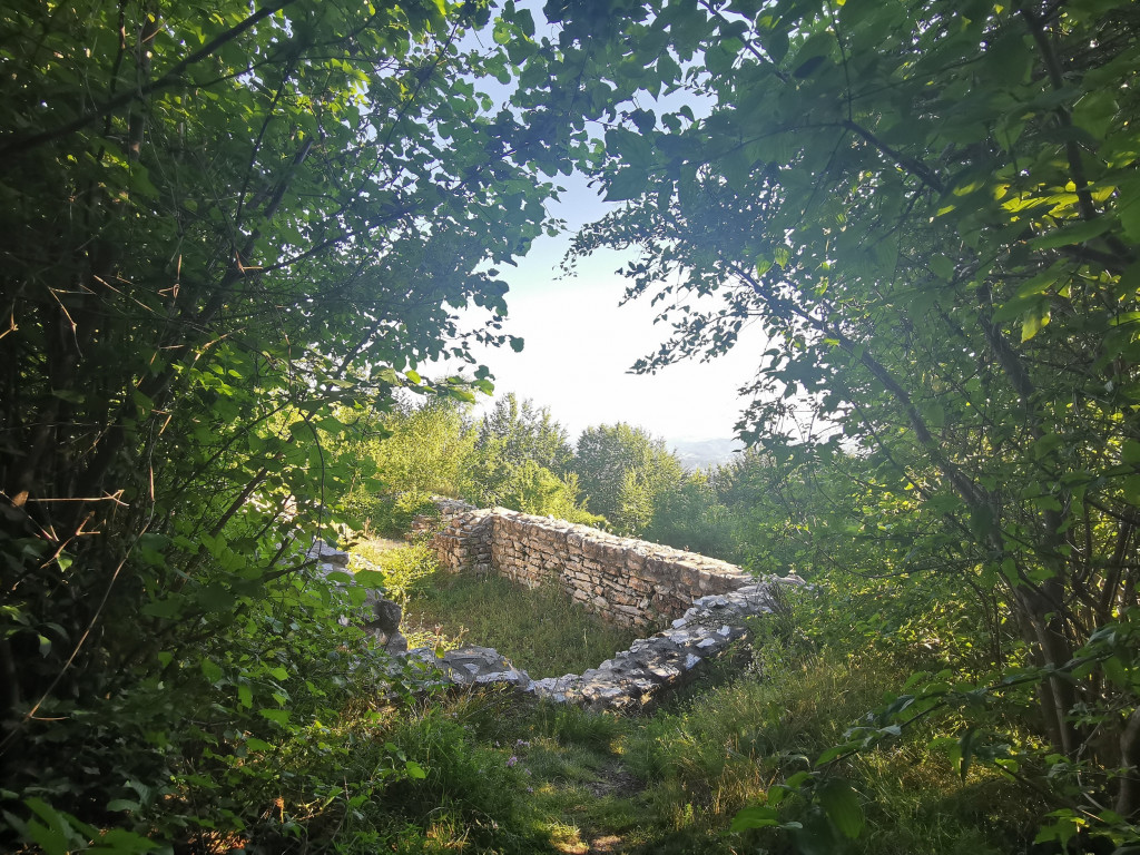 SRPSKA PLANINA SA NEOBIČNOM PRIČOM Arheološko nalazište, manastiri i tužna priča o imenu lepotice u blizini Čačka (FOTO)