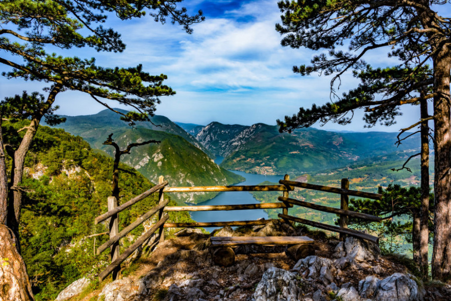 SMEŠTAJNI KAPACITETI BILI POPUNJENI OKO 80% Kišni dani smanjili broj turista na ove dve planine u Srbiji tokom prvomajskih praznika (FOTO)