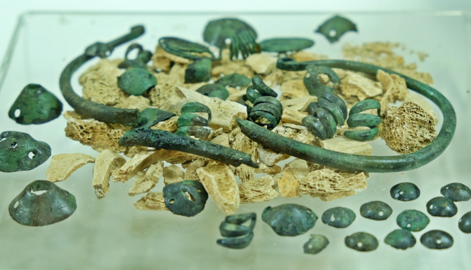 ZBIRKA MUZEJA U ČAČKU Ostaci spaljenog pokojnika i bronzani nakit, sadržaj pogrebne urne iz srednjeg bronzanog doba