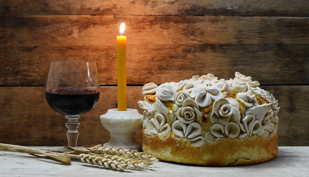 OVAJ BONTON ĆE VAM DATI ODGOVOR NA PITANJE: Zašto domaćin, na dan slave, dočekuje goste i ne seda dok sveća gori