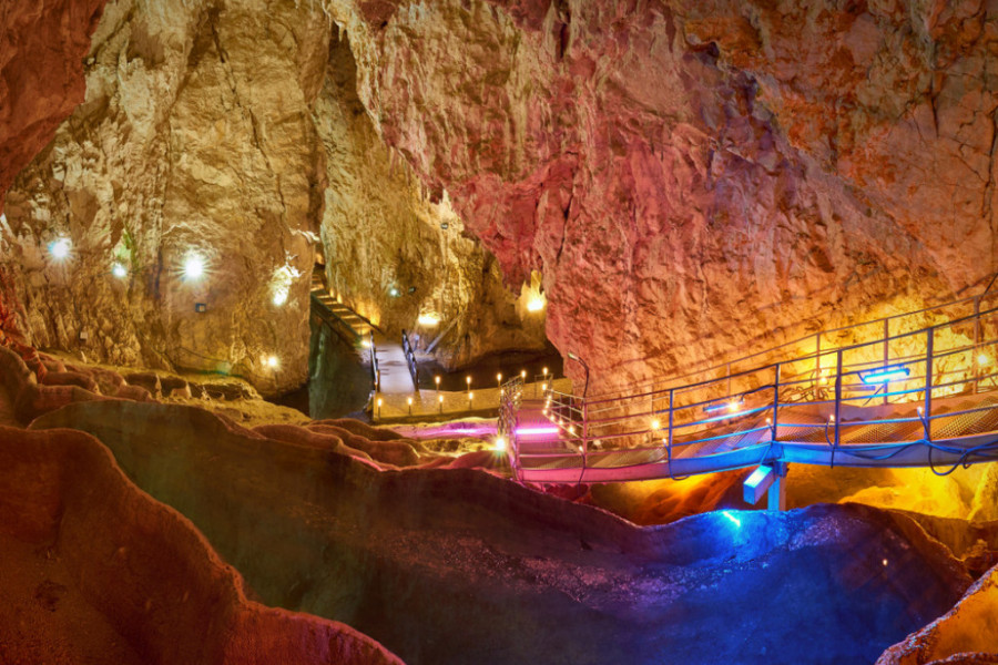 PRIRODNI FENOMEN ČITAVE ZAPADNE SRBIJE Sa ulazom visokim 18 metara, bigrenim kadama i vodopadom pravi je speleološki biser, otvorena za posetioce!