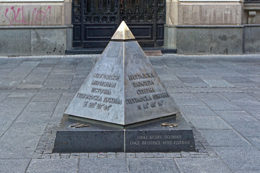 OMILJENA ENIGMA PROLAZNIKA Otkud piramida nasred Knez Mihailove ulice u Beogradu?