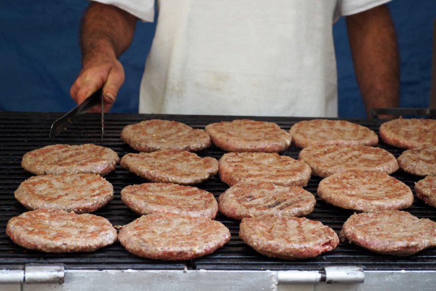 POZNATI KUVAR IMA BIZARAN TRIK ZA PRAVLJENJE PLJESKAVICA: Ako ih ovako spremite biće SAVRŠENE