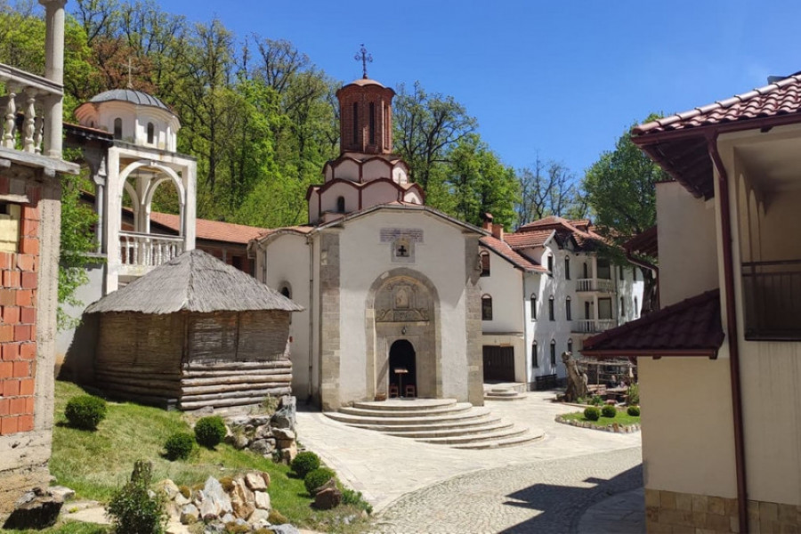 DUHOVNI SVETIONIK SRBA SA KOSOVA I METOHIJE U ovom manastiru radila je jedna od prvih škola u Srbiji, stožer je njihovog opstanka na ovim prostorima