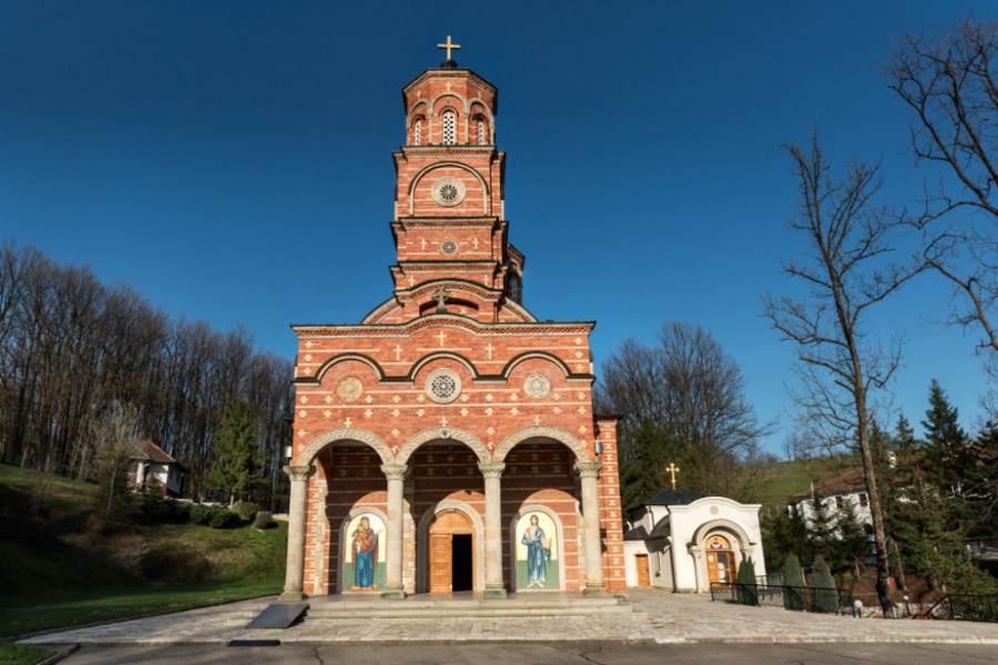 ČUDOTVORNA VODA IZ MANASTIRA ISCELJUJE BOLESNE Mnogi nepokretni nakon što su popili vodu sa izvora prohodali, slepi progledali, a nemi progovorili