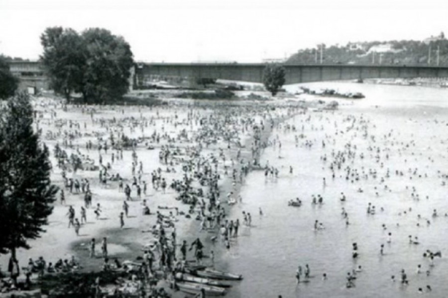 PRVA BEOGRADSKA PLAŽA OKUPLJALA NEKOLIKO HILJADA LJUDI Pesak, tereni i ringišpil predstavljali su pravu atrakciju za sve uzraste